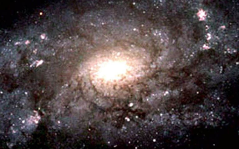 Ένα πελώριο αστέρι «αναβοσβήνει» στον γαλαξία μας