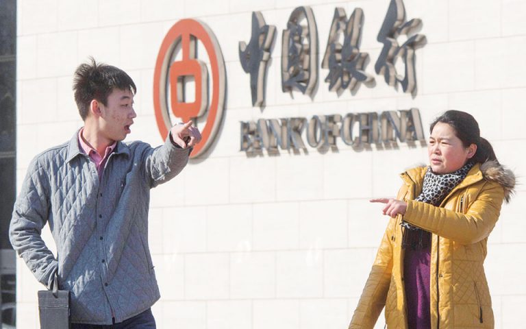 Το Πεκίνο εγκρίνει μεγάλες εκροές κεφαλαίων για να ανακόψει την άνοδο του γουάν