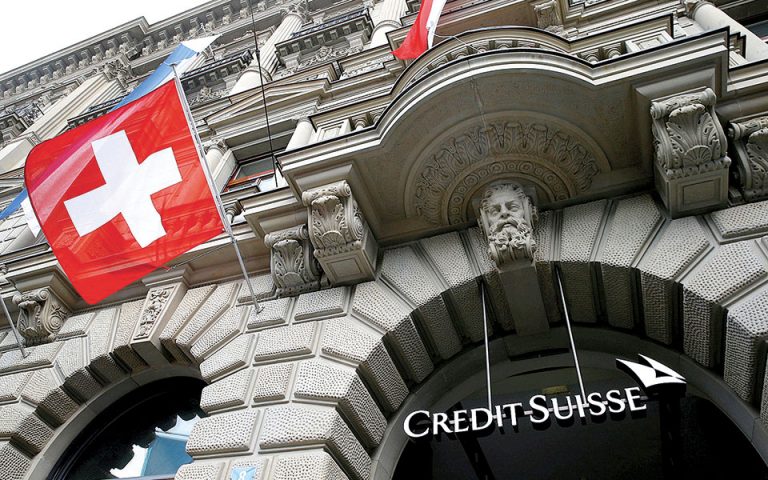 Credit Suisse: Αναζητεί σανίδα σωτηρίας υπό ασφυκτική πίεση