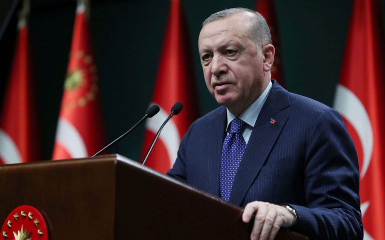 Ερντογάν: Ανακοίνωσε τον θάνατο Κούρδου στρατιωτικού ηγέτη στον βομβαρδισμό του προσφυγικού καταυλισμού