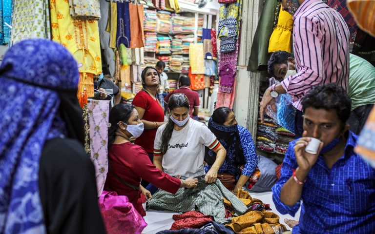 Παγκοσμιοποίηση: Η πανδημία στην Ινδία ακριβαίνει τα ρούχα σε Ευρώπη και ΗΠΑ