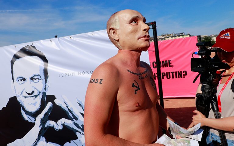 Ακτιβιστής «Πούτιν» διαδηλώνει στη Γενεύη υπέρ της απελευθέρωσης του Ναβάλνι (εικόνες)