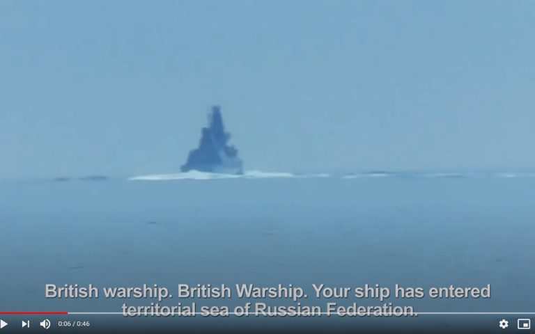 Βίντεο: Η στιγμή που το ρωσικό πλοίο ρίχνει προειδοποιητικά πυρά κατά του βρετανικού αντιτορπιλικού