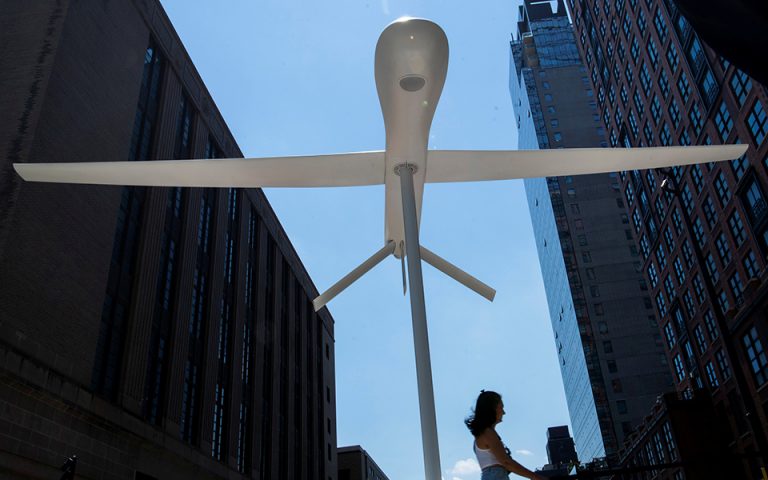 Ενα τεράστιο στρατιωτικό drone πάνω από τα κεφάλια των Νεοϋορκέζων (εικόνες)