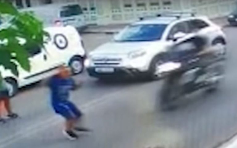 Χανιά: Κάμερα κατέγραψε μηχανή να παρασύρει 10χρονο αγόρι