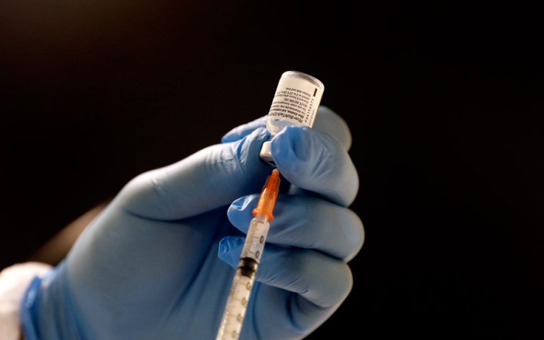 Εμβόλια: Ανοίγουν πάνω από 400.000 ραντεβού με Pfizer, Moderna, J&J