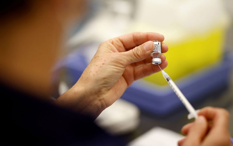 Το 57% του ενήλικου πληθυσμού της ΕΕ έχει λάβει έστω μία δόση του εμβολίου για τον κορωνοϊό