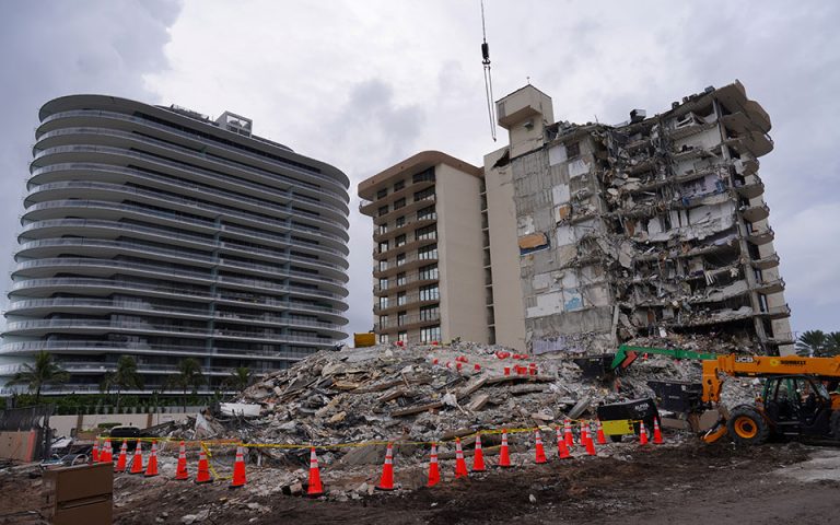 Κατάρρευση κτιρίου στη Φλόριντα: Εντοπίστηκαν επιπλέον σοροί στα συντρίμμια