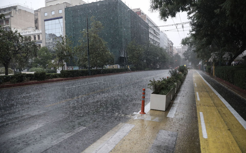 Καιρός: Καταιγίδα στην Αττική – Βροχές και την Πέμπτη