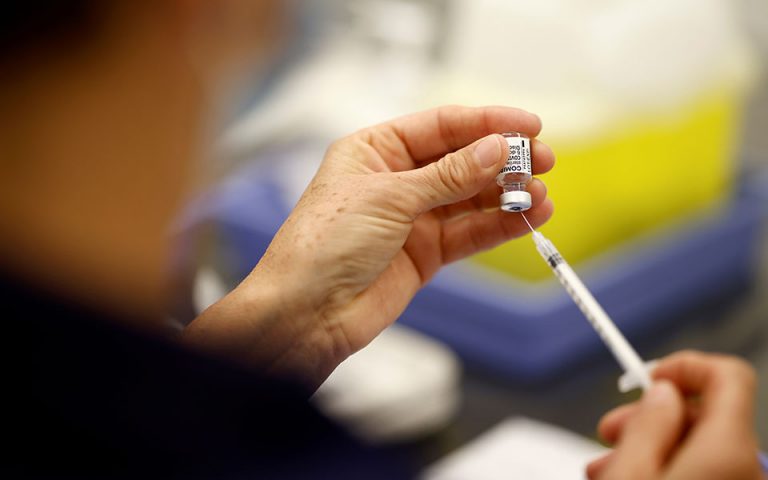 Γαλλία: Άρχισε ο εμβολιασμός 12χρονων με ειδικές βελόνες για παιδιά
