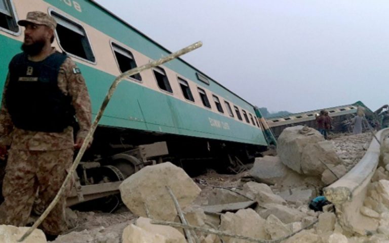 Πακιστάν: Δεκάδες νεκροί και τραυματίες από σύγκρουση τρένων (βίντεο)