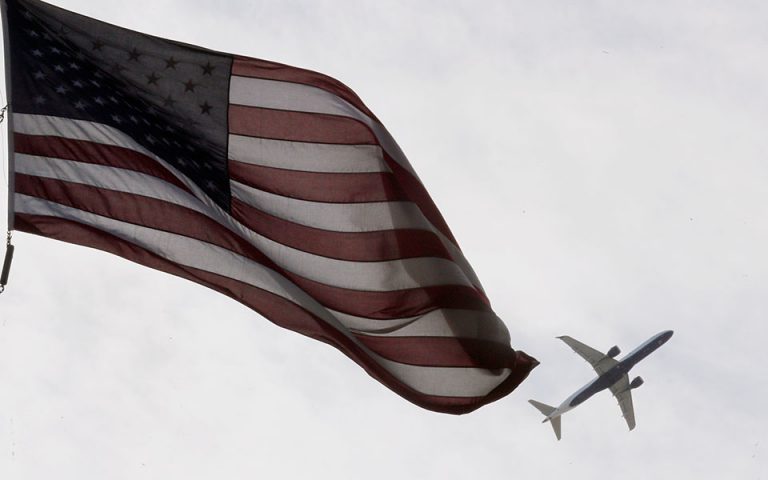 ΗΠΑ: Αεροπορικές πιέζουν για άρση των περιορισμών Covid στις μετακινήσεις