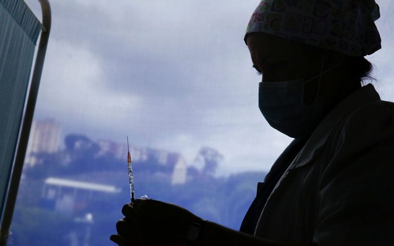 Κορωνοϊός: Τι λένε οι ειδικοί για το ενδεχόμενο υποχρεωτικού εμβολιασμού