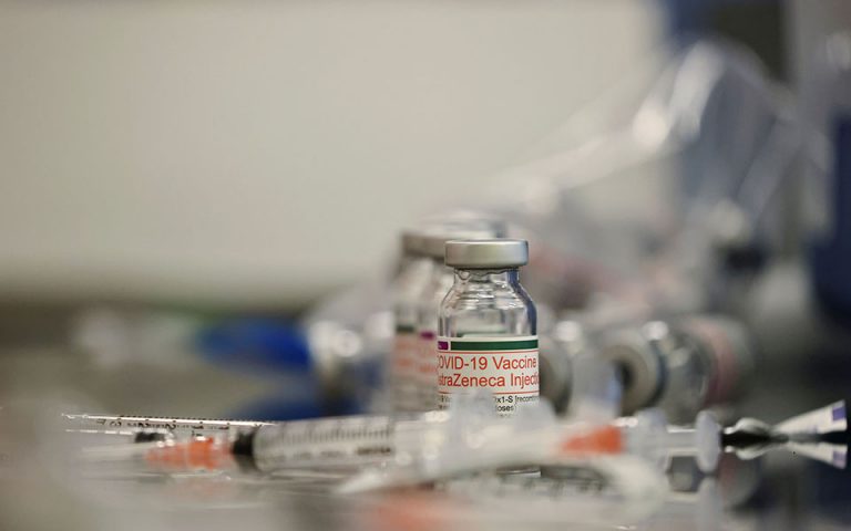 Προνόμια σε εμβολιασμένους: Οι επιλογές που εξετάζονται – Σύσκεψη στο Μαξίμου