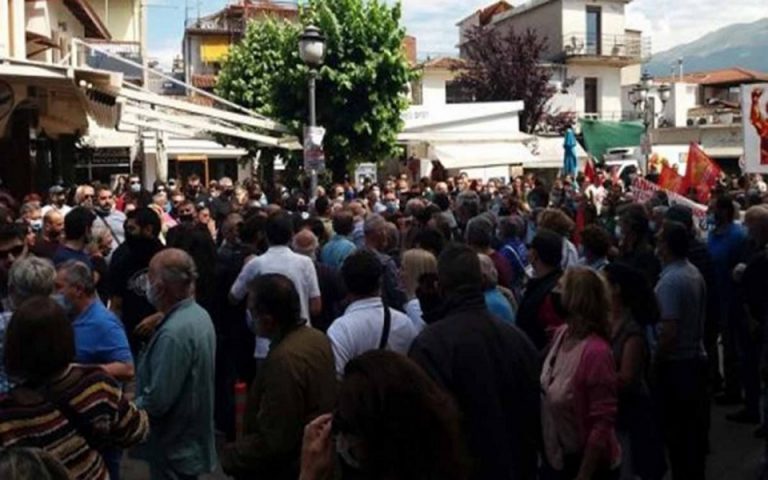 Απεργία: Συμπλοκές στα Ιωάννινα – Χτυπήματα δέχθηκε πρώην βουλευτής του ΣΥΡΙΖΑ (βίντεο)