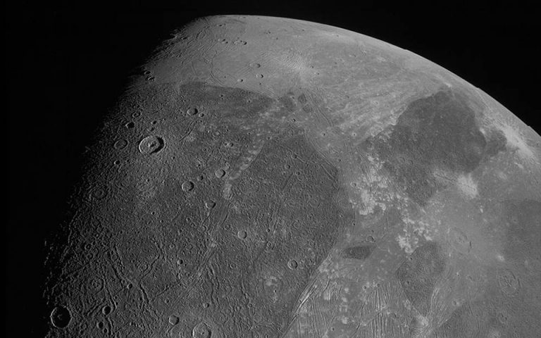 Γανυμήδης: Σπάνια «κοντινά» πλάνα από το παγωμένο φεγγάρι του Δία (βίντεο)