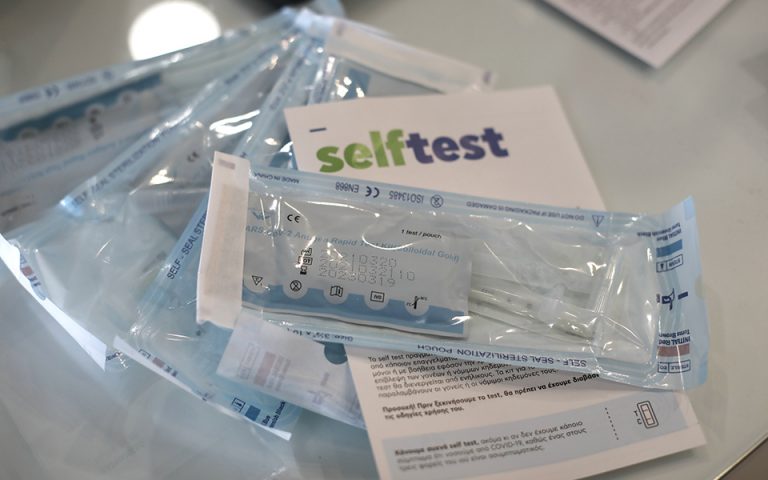 Self-tests: Από αύριο επιστρέφουν στα φαρμακεία – Ημερομηνίες και δικαιούχοι
