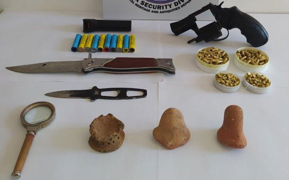 Λακωνία: Σύλληψη 59χρονου για παράνομη αρχαιολογική έρευνα – Τι βρέθηκε στην κατοχή του (εικόνες)
