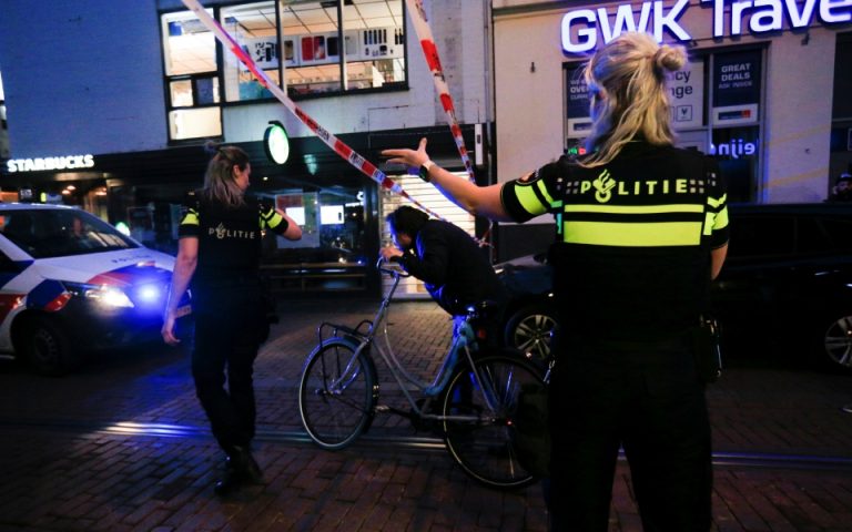 Ολλανδία: Σοβαρά τραυματίας γνωστός δημοσιογράφος – Δέχθηκε πυροβολισμούς