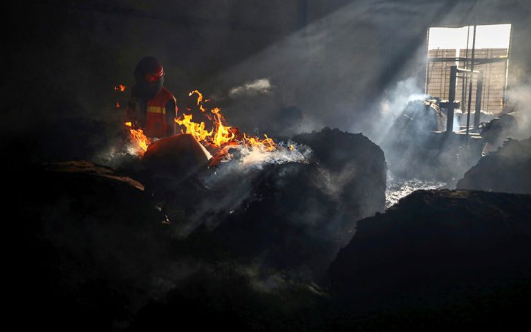 Μπανγκλαντές: Πάνω από 50 νεκροί από πυρκαγιά σε εργοστάσιο