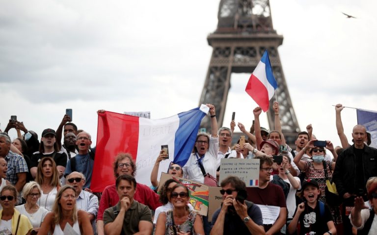 Γαλλία: Χιλιάδες διαδηλωτές κατά των περιορισμών για τον κορωνοϊό