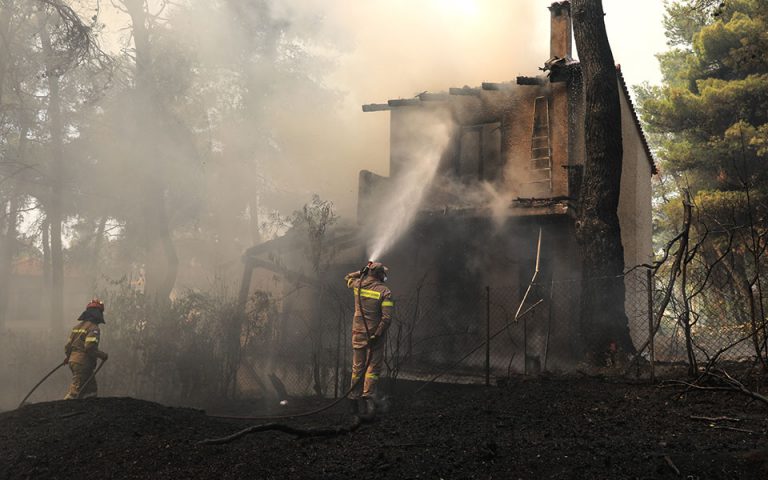 Φωτιά σε Σταμάτα – Ροδόπολη: Περιορίζεται το πύρινο μέτωπο, πληροφορίες για ζημιές σε 20 σπίτια