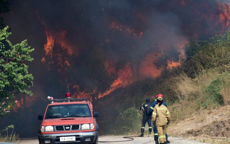 Μαίνεται η φωτιά στην Αχαΐα: Κάηκαν σπίτια, εκκενώθηκαν οικισμοί