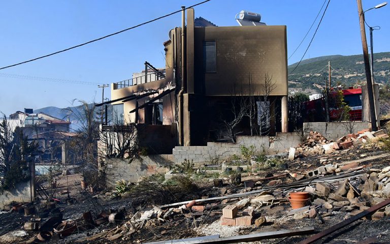 Πύρινα μέτωπα στην Αχαΐα: Κάηκαν σπίτια, σε επιφυλακή οι κάτοικοι εννέα οικισμών