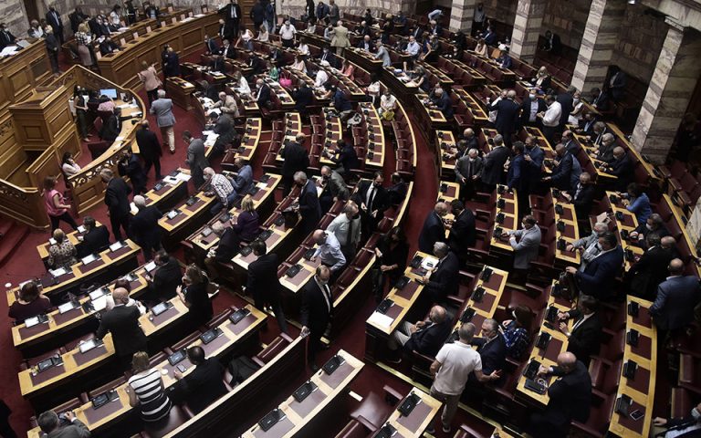 Βουλή: Εγκρίθηκε με 158 «ναι» το νομοσχέδιο για το «νέο σχολείο»