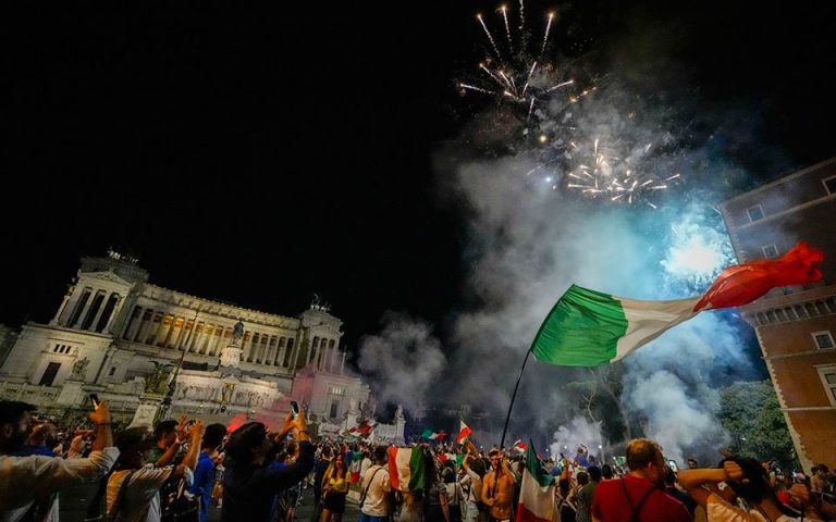 Euro 2020: Ολονύχτιοι πανηγυρισμοί στην Ιταλία (βίντεο, φωτογραφίες)
