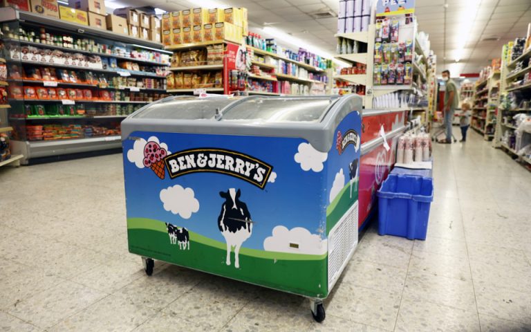 Ψυγείο παγωτών Ben & Jerry's στις κατεχόμενες από το Ισραήλ περιοχές της Δυτικής Όχθης (φωτ.: Reuters).