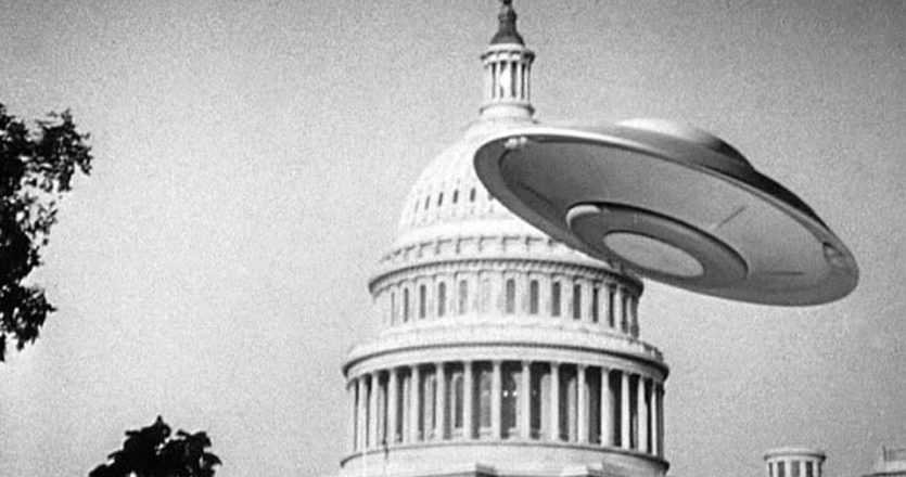 Το Καπιτώλιο των Ηνωμένων Πολιτειών δέχεται «αγνώστου ταυτότητας» επίθεση στην κλασική ταινία επιστημονικής φαντασίας του 1956, «Earth vs. the Flying Saucers» (ελλ. τίτλος: «Επιδρομή Ιπτάμενων Δίσκων»). Η εικόνα της Ουάσιγκτον σε κατάσταση εξωγήινης πολιορκίας αποτελεί την ίσως πιο χαρακτηριστική κινηματογραφική αποτύπωση της αμερικάνικης τρέλας με τους ιπτάμενους δίσκους της δεκαετίας του ’50. 