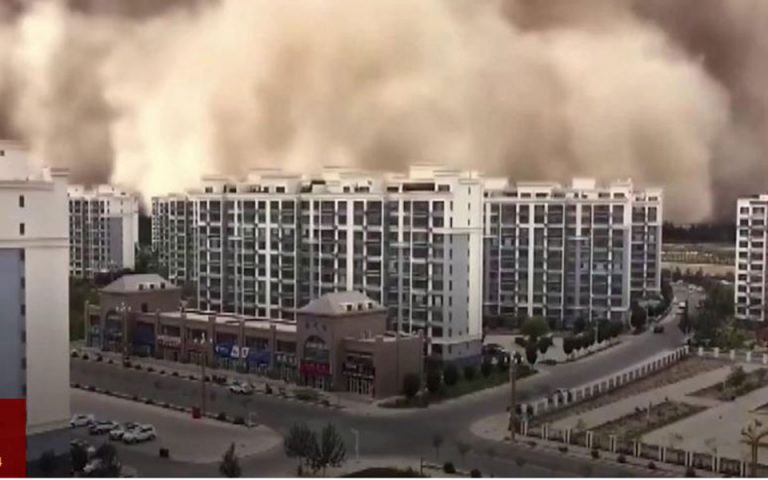 Aμμοθύελλα «καταπίνει» ολόκληρη πόλη στην Κίνα (βίντεο)