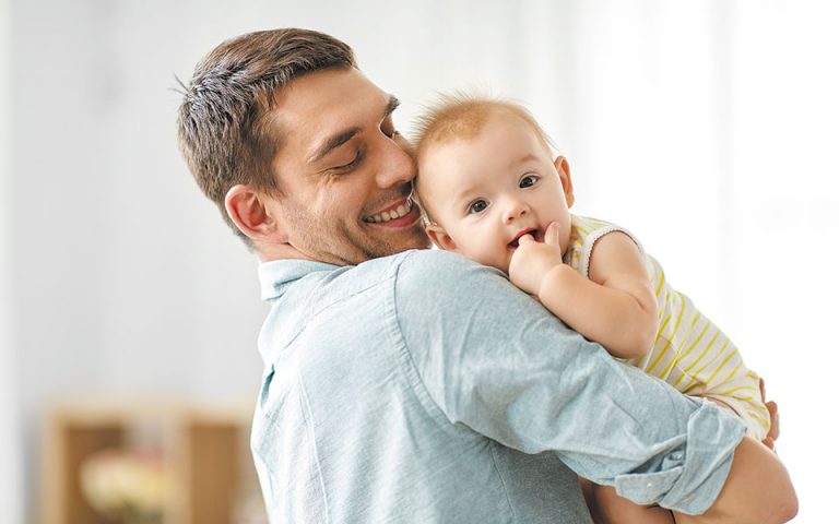 Άδεια πατρότητας και ευέλικτες ρυθμίσεις εργασίας για γονείς
