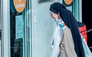 Καλόγριες επισκέπτονται την πολυκλινική «Τζεμέλι», στη Ρώμη, όπου αναρρώνει ο Πάπας Φραγκίσκος, και προσεύχονται για την υγεία του (φωτ. EPA). 