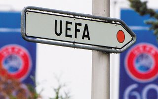 UEFA και FIFA έδειξαν με αυστηρό τρόπο την... κατεύθυνση που πρέπει να πάρει η ΕΠΟ για την πλήρη υιοθέτηση της ολιστικής μελέτης. Σύμφωνα με πληροφορίες, η ΕΠΟ κάνει πίσω στις αρμοδιότητες της Επιτροπής Επαγγελματικού Ποδοσφαίρου και στη δημιουργία Ενωσης Διαιτητών.