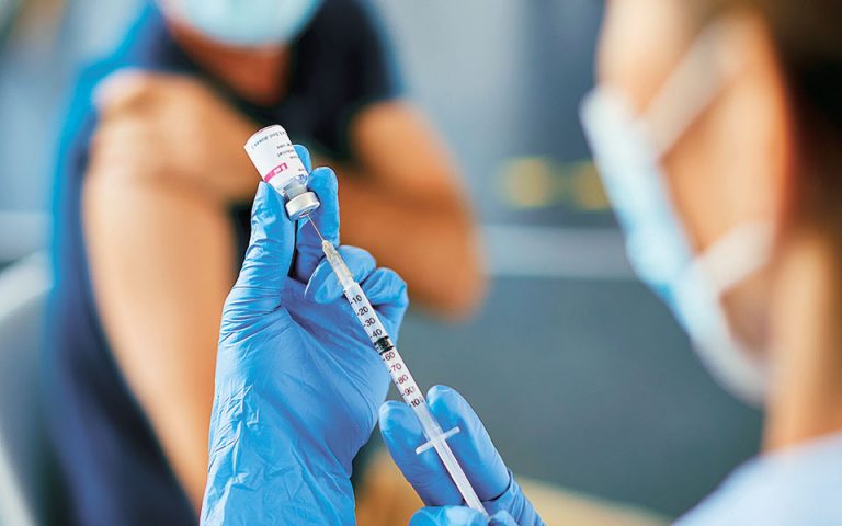Κορωνοϊός: Δύσκολη η εξίσωση των εμβολιασμών