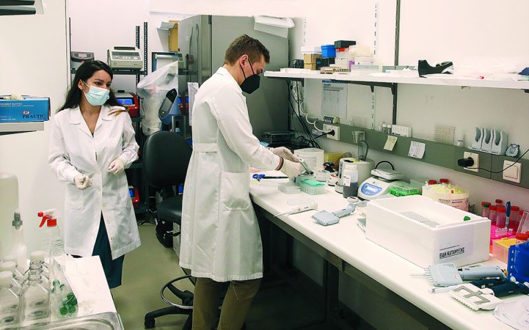 Κορωνοϊός: Οι ανιχνευτές των μεταλλάξεων – «Εργοστάσιο παραγωγής νέων στελεχών οι ανεμβολίαστοι»