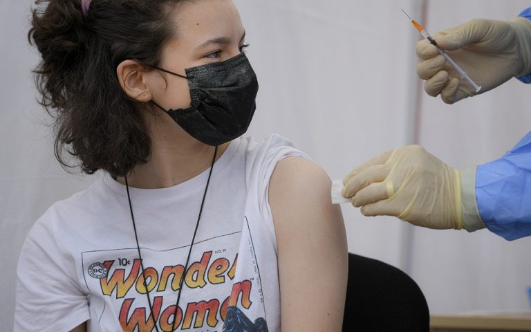 Κορωνοϊός: Οι εμβολιασμένοι μεταδίδουν λιγότερο τον ιό ακόμη κι αν μολυνθούν