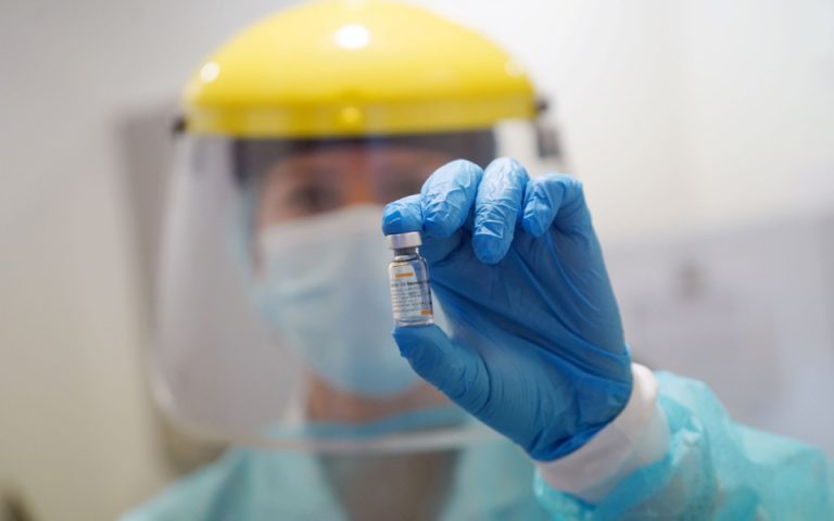 Τα εμβόλια Covid-19 φαίνεται να «φρενάρουν» και τις νέες μεταλλάξεις του κορωνοϊού