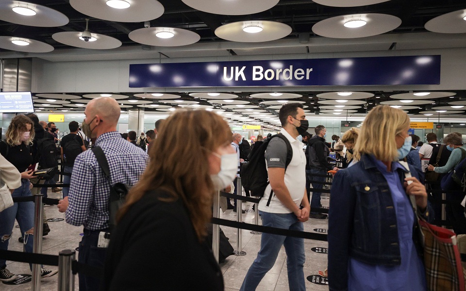 Brexit: Μόνο με διαβατήριο η είσοδος στη Βρετανία για πολίτες της ΕΕ