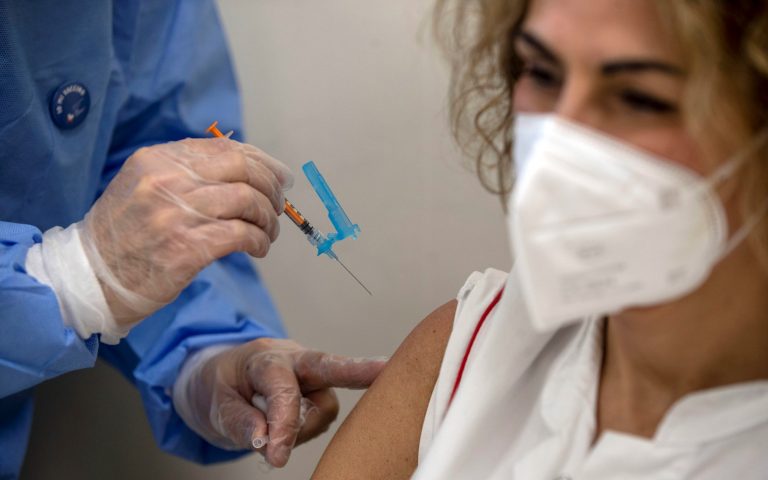 Υποχρεωτικός εμβολιασμός: Τι ισχύει σε 11 χώρες, από τη Γαλλία μέχρι το Βατικανό