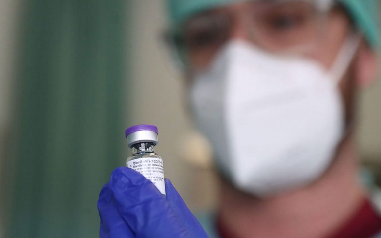Εμβολιασμοί: Ειδική αποστολή για τον Πέτσα – Αναζητούνται τοπικοί «influencers»