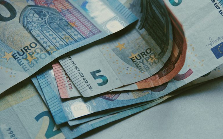 Διατήρηση κατώτατου μισθού στα 650 ευρώ προτείνει το ΚΕΠΕ