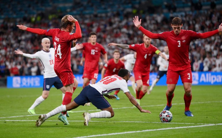 Euro 2021: «Σκάνδαλο» το πέναλτι της Αγγλίας κατά τον ευρωπαϊκό Τύπο (βίντεο)