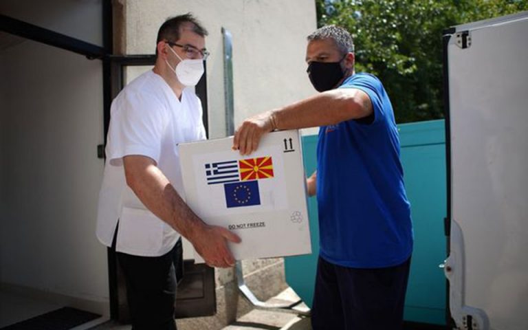 Βόρεια Μακεδονία: Η Ελλάδα απέστειλε 100.000 εμβόλια AstraZeneca
