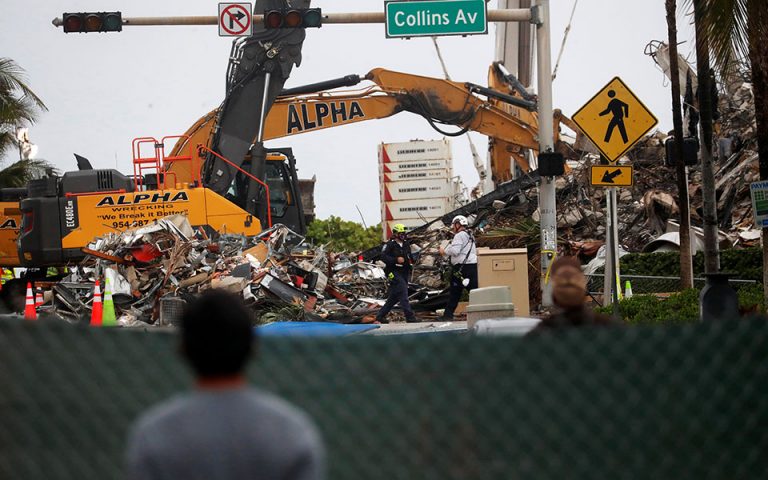 Κατάρρευση κτιρίου στη Φλόριντα: «Σχεδόν στο μηδέν» οι πιθανότητες για άλλους επιζώντες