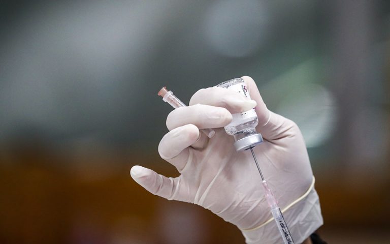 ΠΟΥ για εμβολιασμούς: Δεν υπάρχουν επαρκή δεδομένα για την αναγκαιότητα τρίτης δόσης
