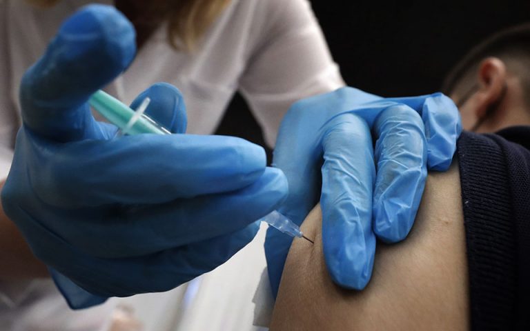 Εμβολιασμοί: Η σημασία της τρίτης δόσης – Ποιοι θα ωφελούνταν περισσότερο