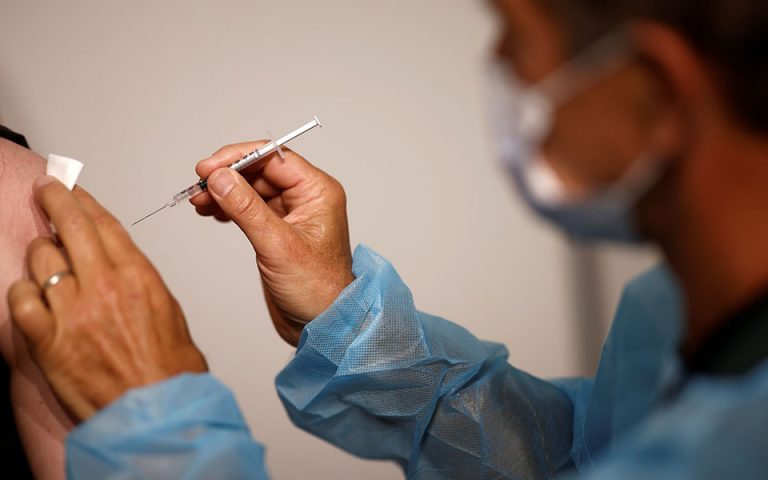 Δικογραφία σε βάρος γιατρού στο Ασκληπιείο για εικονικούς εμβολιασμούς σε «αρνητές»